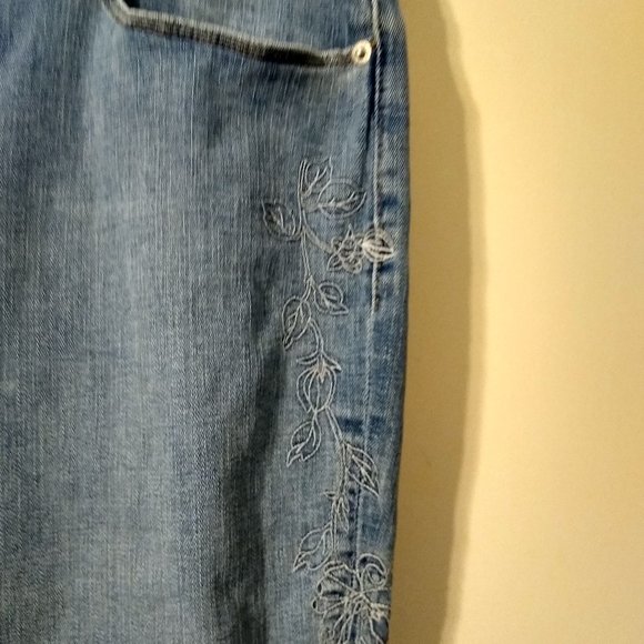 Levis Classic Bootcut (Size 16) with Embroidered Flower Design - Picture 3 of 6